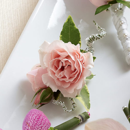 Boutonnière de roses roses en spray